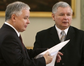 Jaroslaw Kaczyński (vpravo) rezignoval v roce 2007.